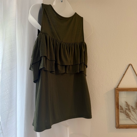 a.n.a. A new approach Green Ruffle Sleeveless off shoulder Top Size M casual - Picture 4 of 7
